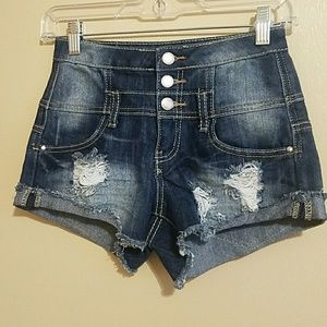 Distressed shorts with 3 buttons